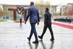 Zelenskinin Berlində Merzlə görüşündə geyindiyi ayaqqabılar jurnalistlərin diqqətini çəkib