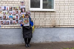 "Onlar aclıqdan huşlarını itirirlər, yağış suyu içirlər." Arıqlamış Ukrayna əsgərlərinin fotosu Ukraynada qalmaqala səbəb olub