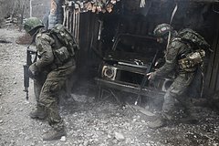 Ukrayna Silahlı Qüvvələrinə məxsus bir maşınla Rusiya mövqelərinə Ukrayna əsgərləri ilə birlikdə bir SVO qırıcısı gəlib