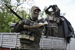 Rus əsgərlərinin UAZ-ları dronlardan "polad bitki örtüyü" ilə qorunurdu