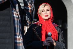 Tsıqanova Meladzenin "Ukraynaya şöhrət" şüarını dəstəklədiyini xatırlatdı