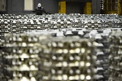 İrana qarşı dəniz blokadası təhdidləri fonunda bir metal kəskin şəkildə yüksəlib