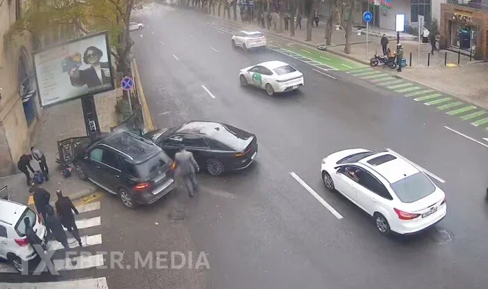 Bakıda sürücülər arasında gərginlik qəzaya səbəb oldu