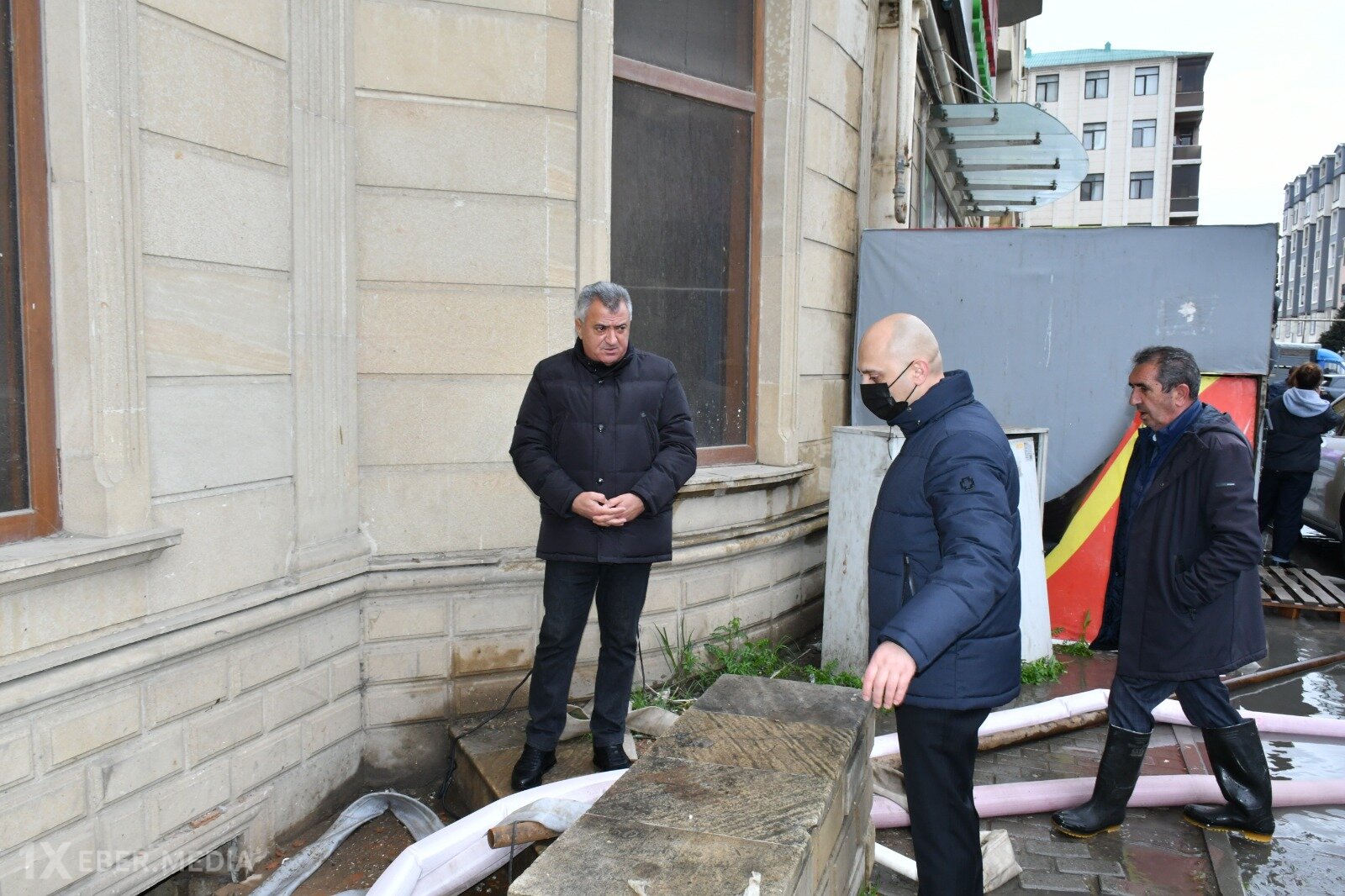 Abdin Fərzəliyev su basmış ərazilərdə sakinlərlə görüşdü