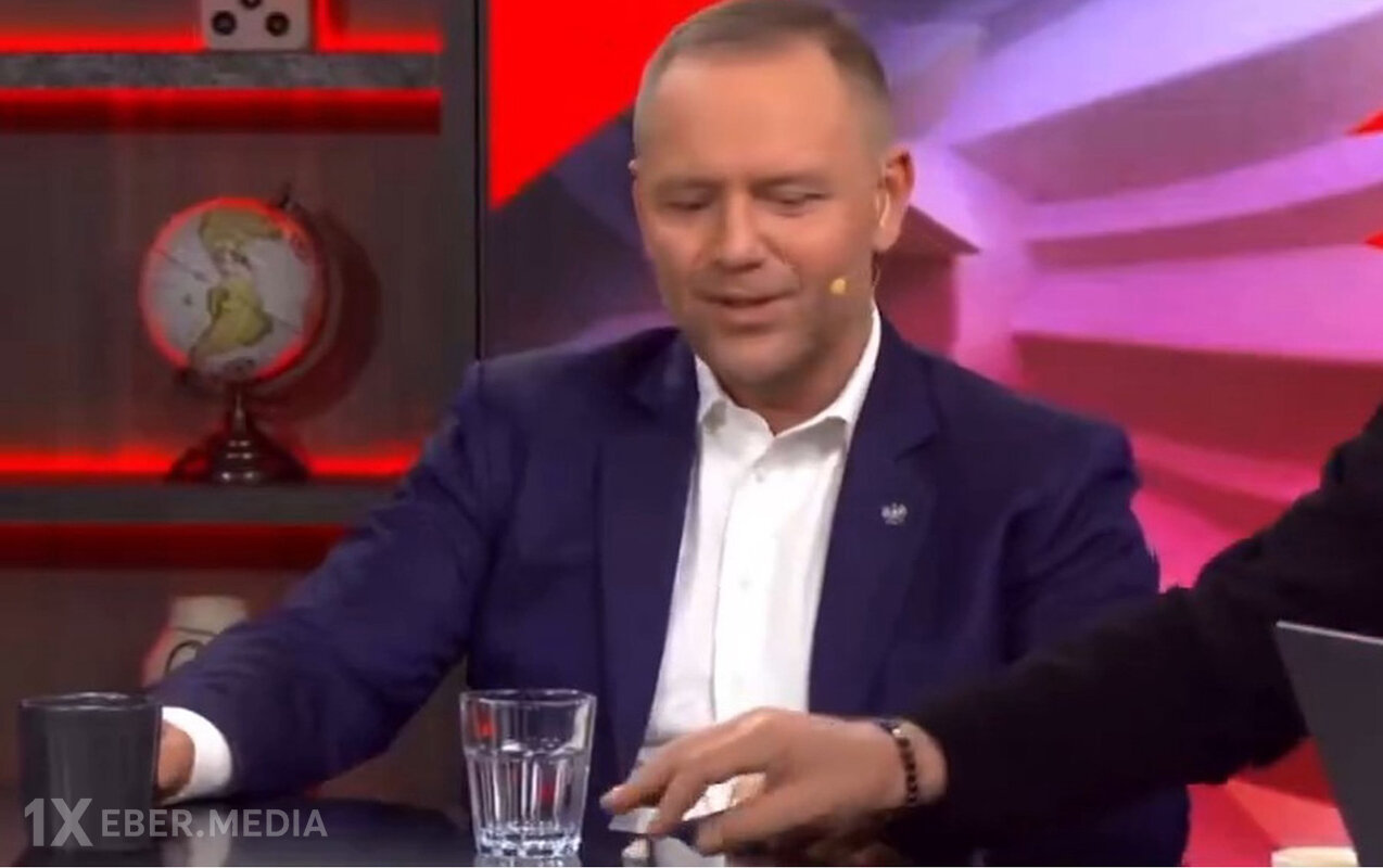Efirdə “snus”dan danışan prezident gülməli vəziyyətə düşdü