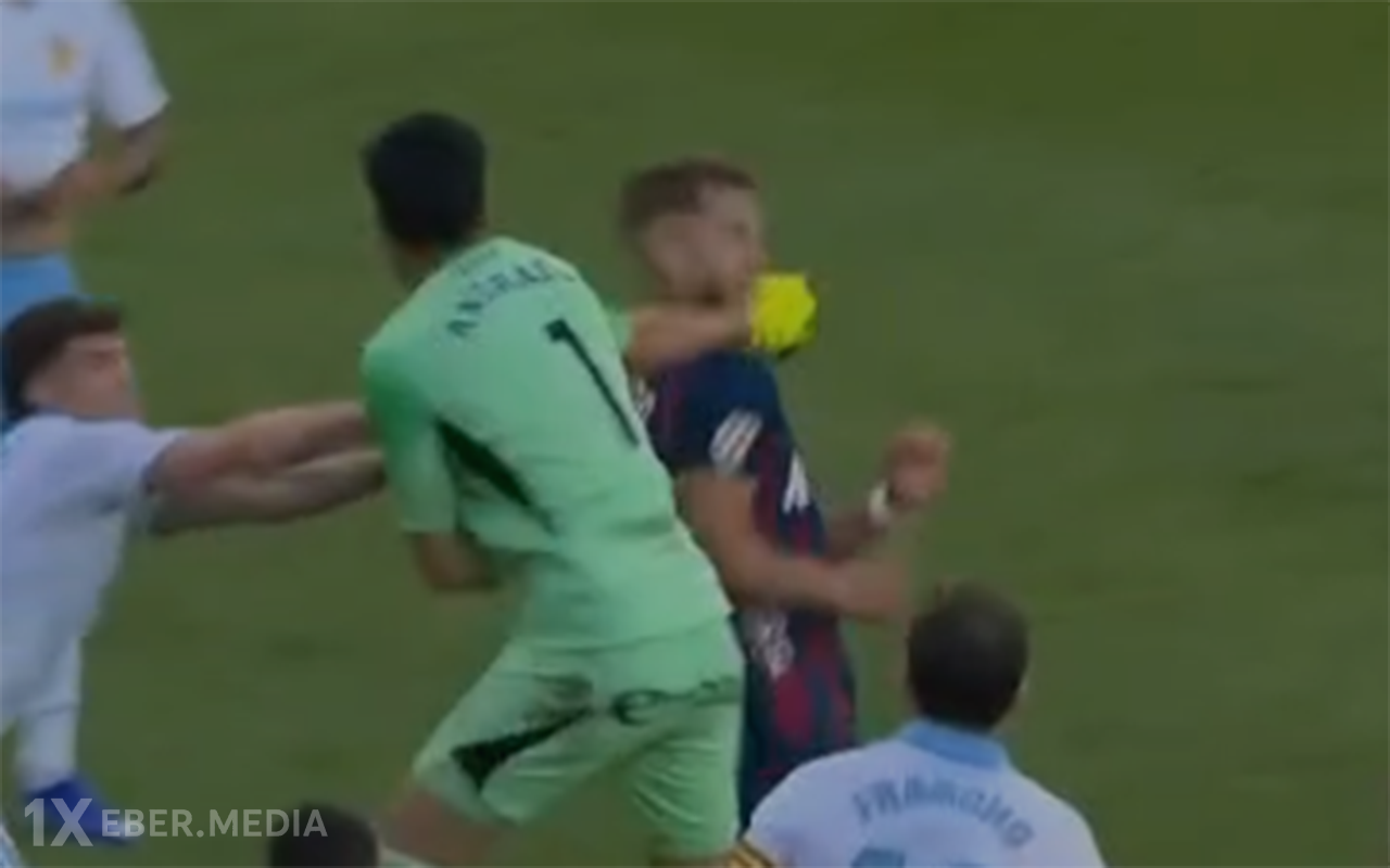 Qapıçı rəqibini yumruqladı - Video