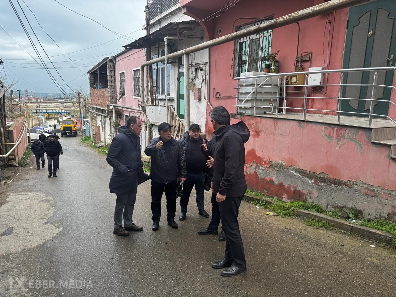 Zaur Mikayılov üzərində evlər tikilən kollektorun çökdüyü ərazidə oldu
