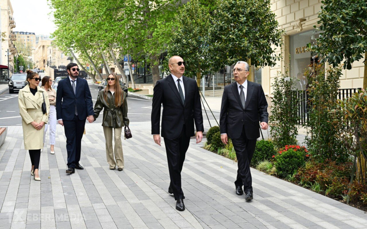 İlham Əliyev ailə ilə birlikdə İslam Səfərli küçəsinin açılışında iştirak etdi