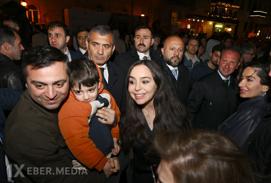 Leyla Əliyeva və Arzu Əliyeva Beynəlxalq Xalça Festivalını ziyarət ediblər
