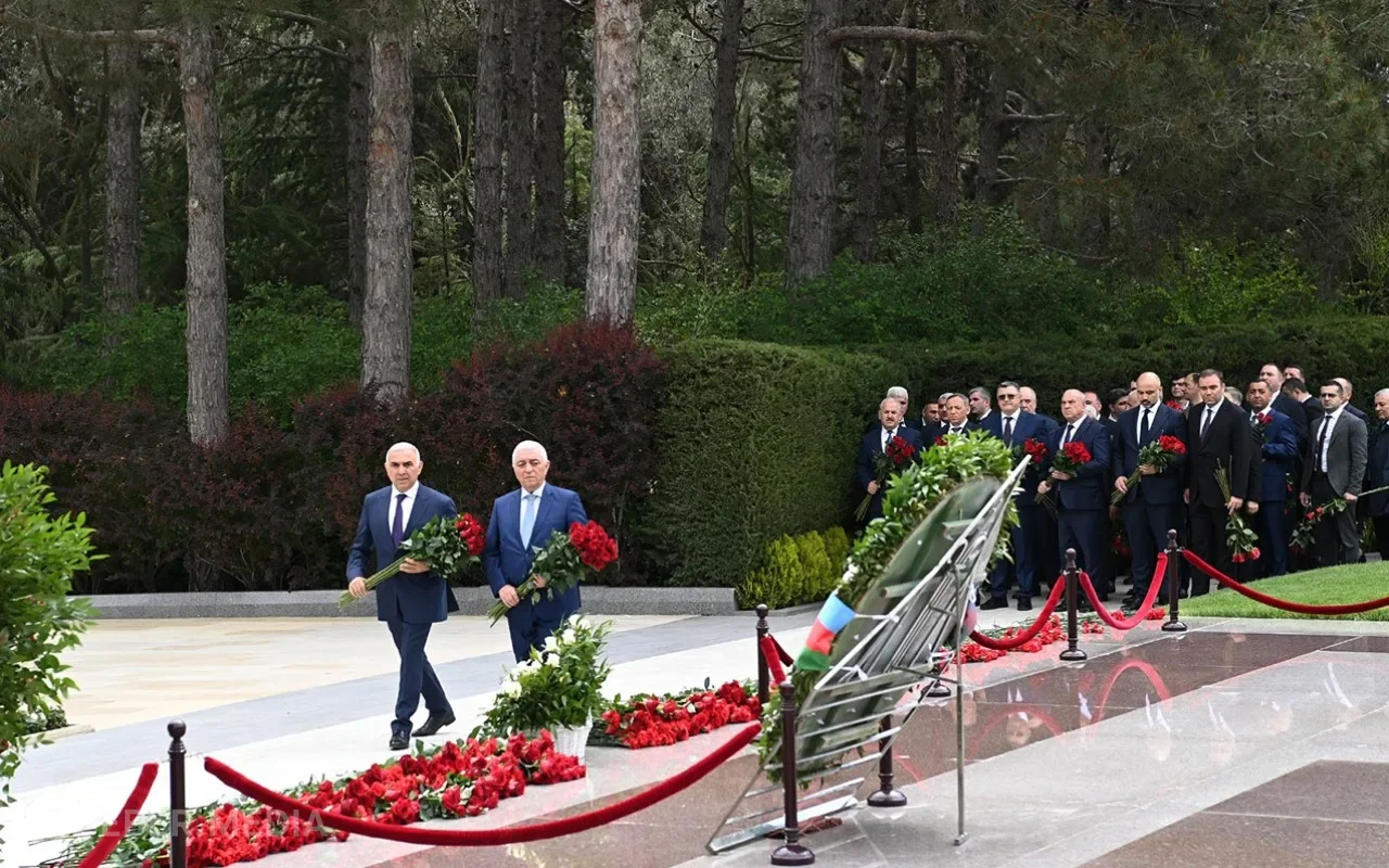 “AzərEnerji” və “Azərişıq” kollektivləri Ulu Öndərin məzarını ziyarət etdi - FOTO