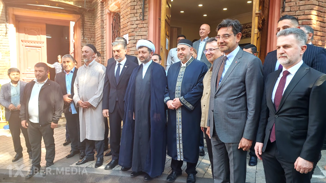 Prezident Tbilisidəki Cümə məscidində