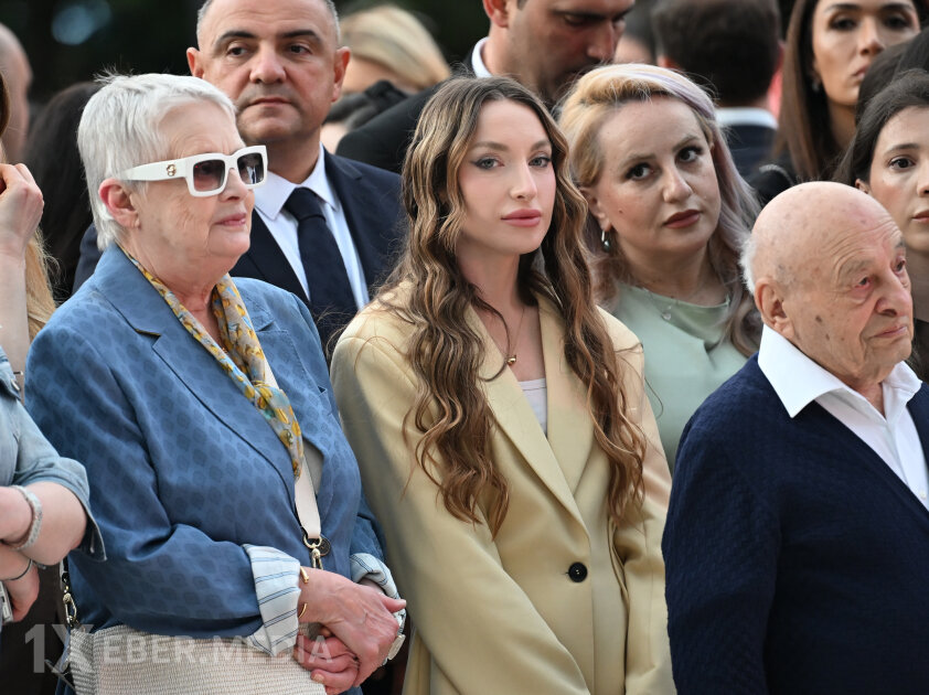 Prezidentin qızı və gəlini perulu rəssamın sərgisində