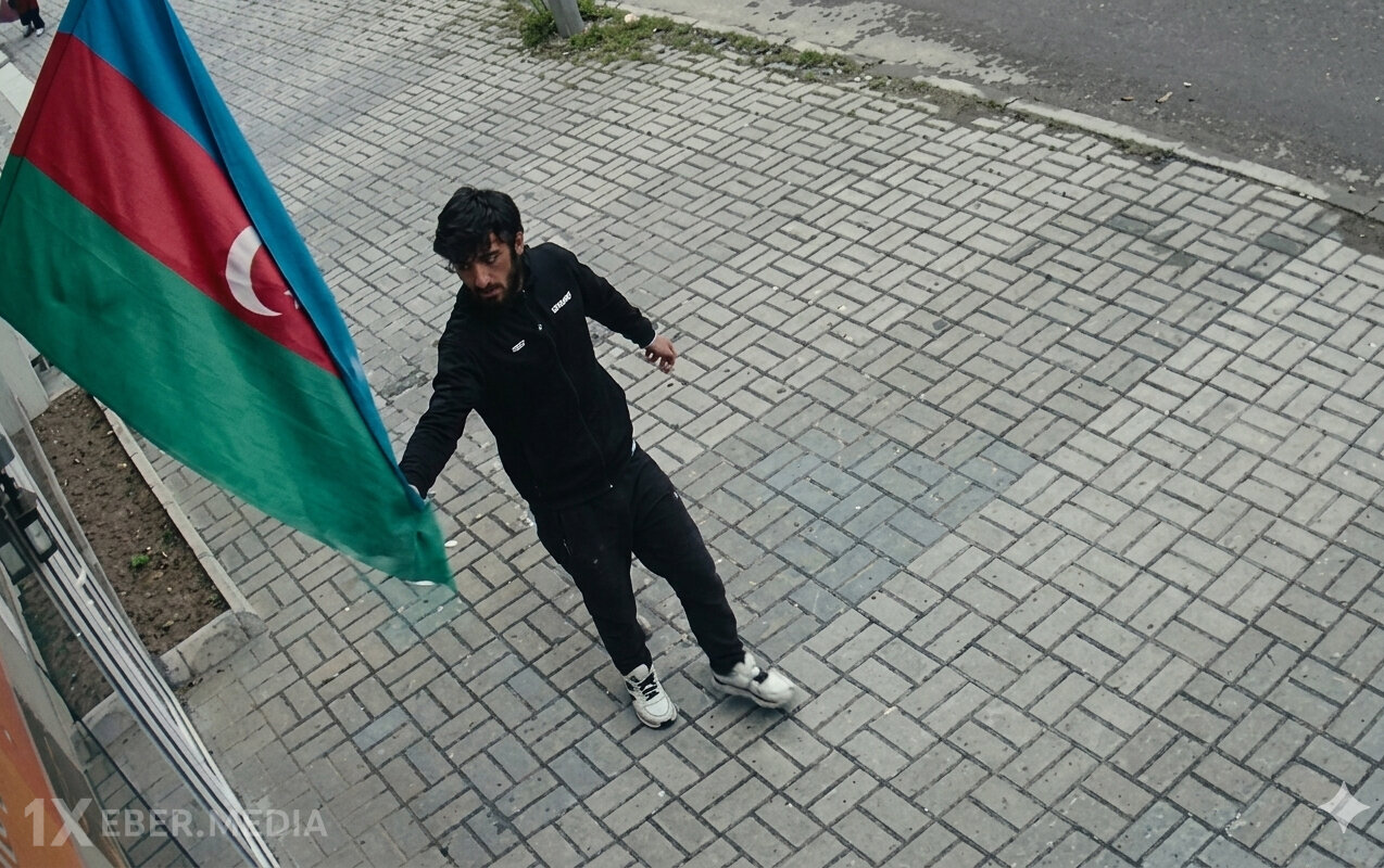 Bayrağa hörmətsizlik edən şəxs saxlanıldı - Foto
