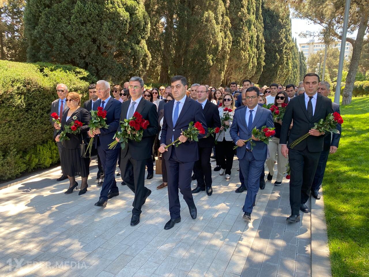 Xəzər rayon İcra Hakimiyyətinin kollektivi Fəxri Xiyabanda...