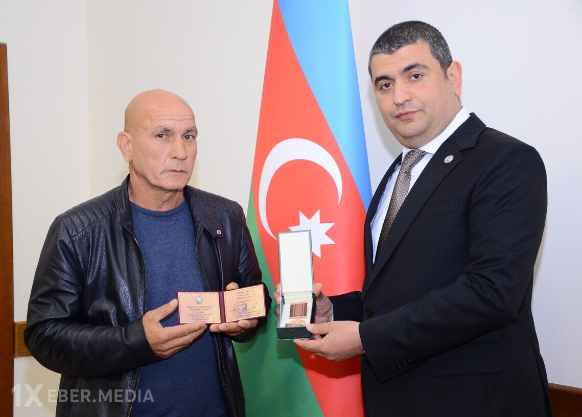 Aprel şəhidinin medalı ailəsinə təqdim edildi.