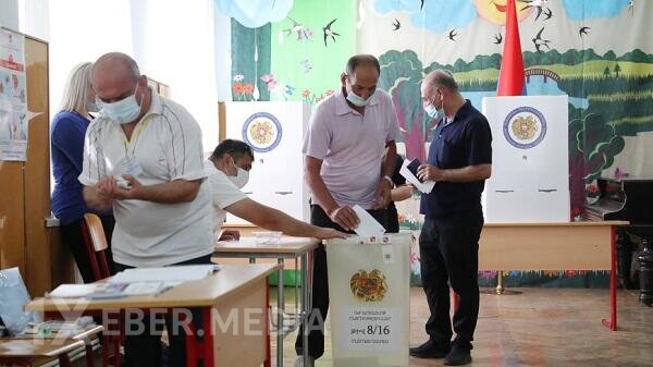 Seçki kampaniyası başladı, Paşinyan məzuniyyətə çıxdı