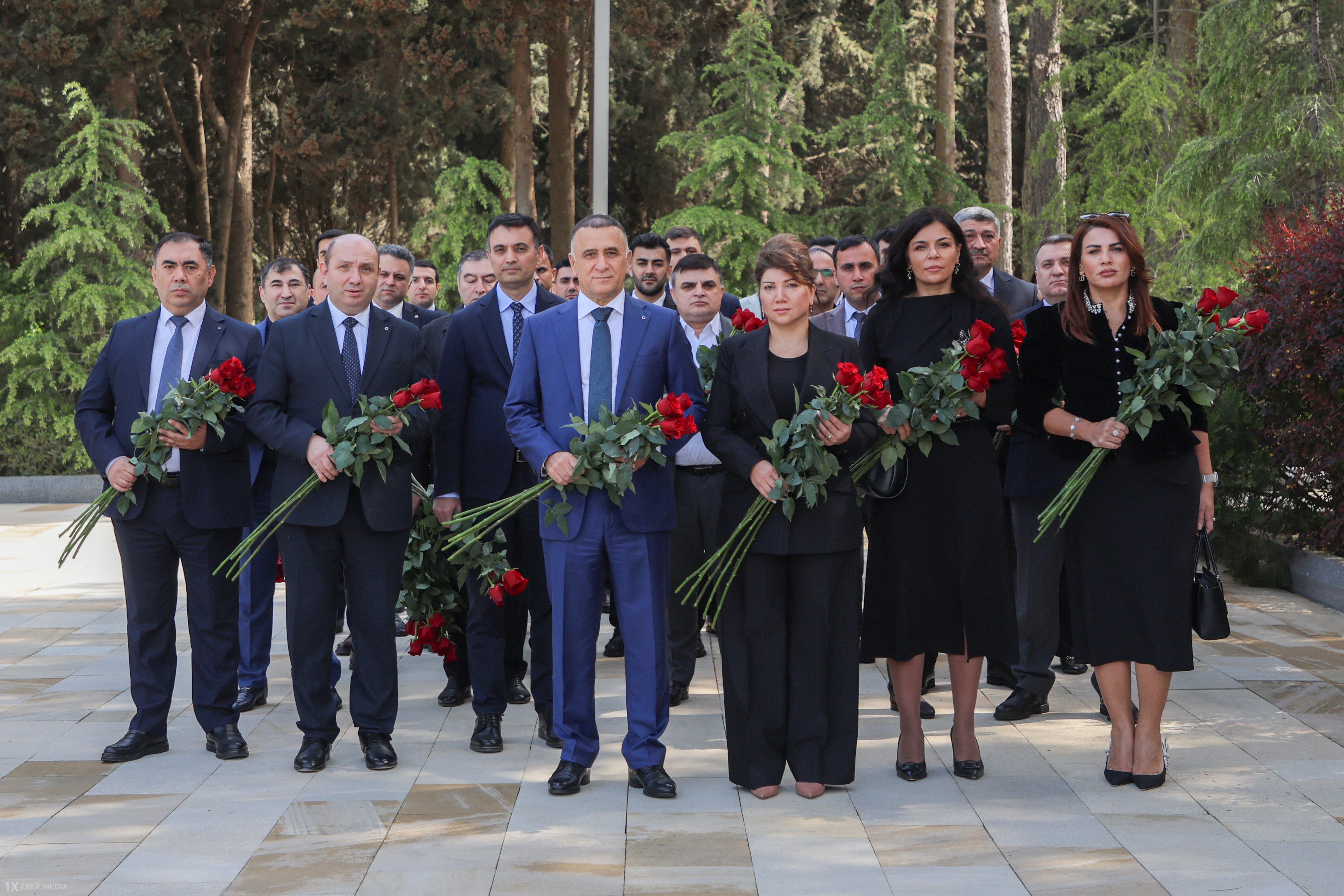 Veysəloğlu Şirkətlər Qrupunun rəhbər heyəti Fəxri xiyabanda Ümummilli Liderin xatirəsini anıb