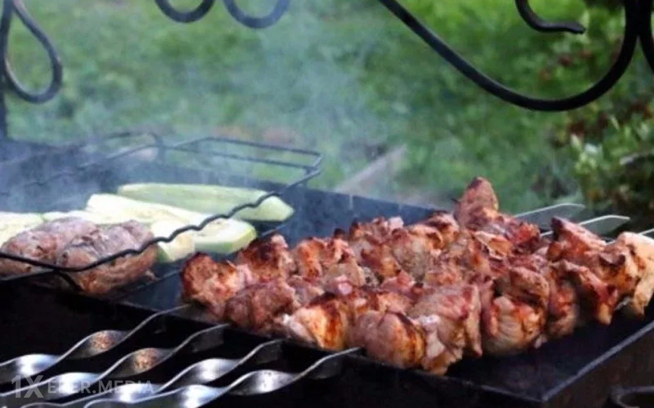 Bayram günü kabab bişirmək istəyi onlara baha başa gəldi - Xəstəxanalıq oldular
