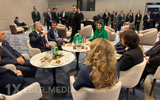 Bakıda liderlərlə çay süfrəsindən foto paylaşdı