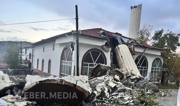 Qasırğa məscidin minarəsini aşırdı