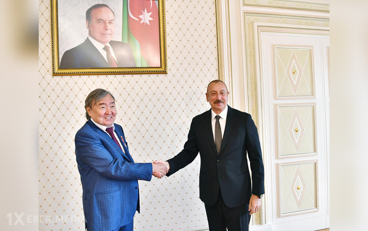 Prezident Oljas Süleymenovu təbrik etdi