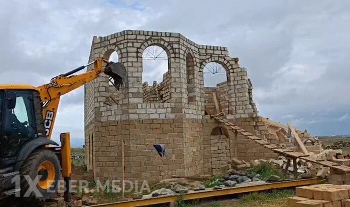 Gəncədə qanunsuz tikililər söküldü - Video