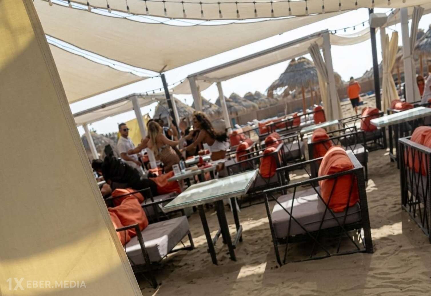 Bakıda restoranda bloqerlər saçyolduya çıxdı
