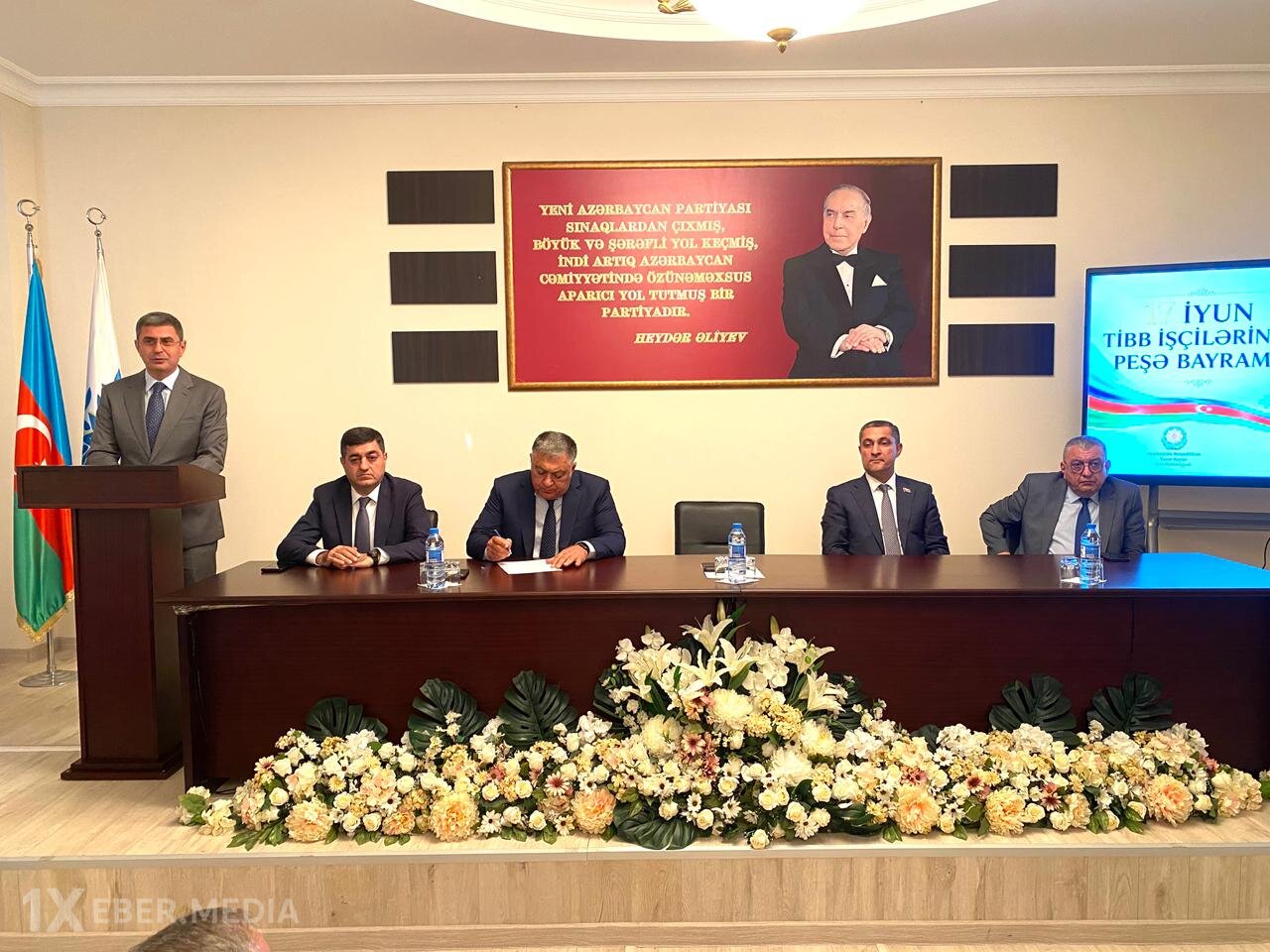 Xəzər rayonunda Tibb İşçilərinin Peşə Bayramı Günü münasibətilə  tədbir keçirilib