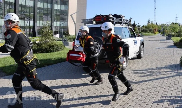 Başı stadionun dəmirləri arasında qaldı - Video