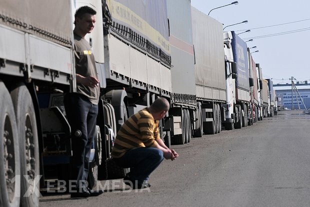 Tərəvəz daşımalarının çoxalması Qazaxıstanla Rusiya sərhədində uzun növbələrə səbəb olub