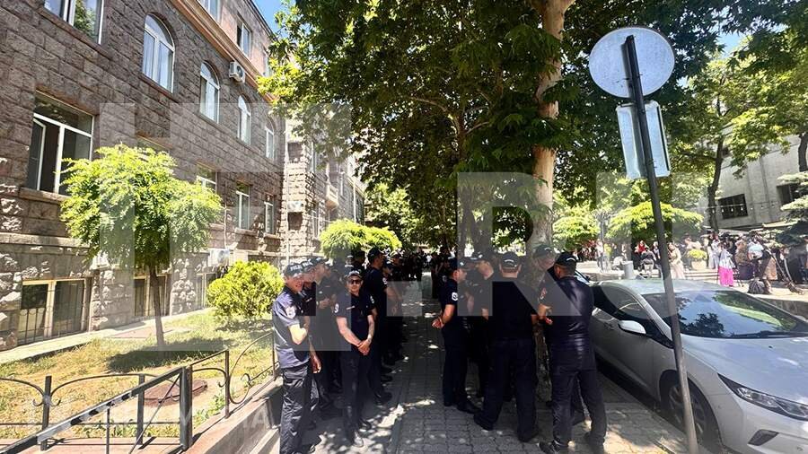 Mitinq çağırışları fonunda MSK binasına polis cəlb olunub