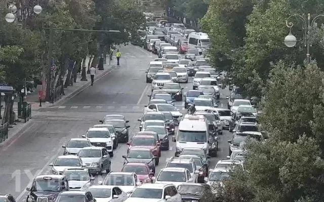 İş saatlarının dəyişdirilməsi Bakıda tıxacı azaldacaq?