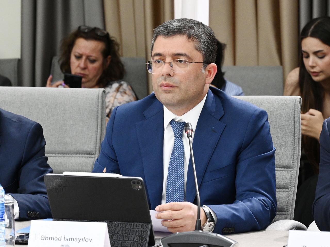 Uşaqların zərərli informasiyadan qorunmasına yönəlmiş normativ hüquqi akt layihəsi müzakirə olunub
