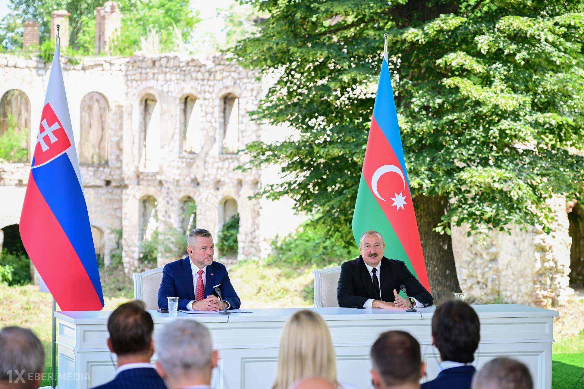 Slovakiya–Azərbaycan siyasi əlaqələri çox yüksək səviyyədədir və qarşılıqlı səfərlər  bunu əyani şəkildə göstərir