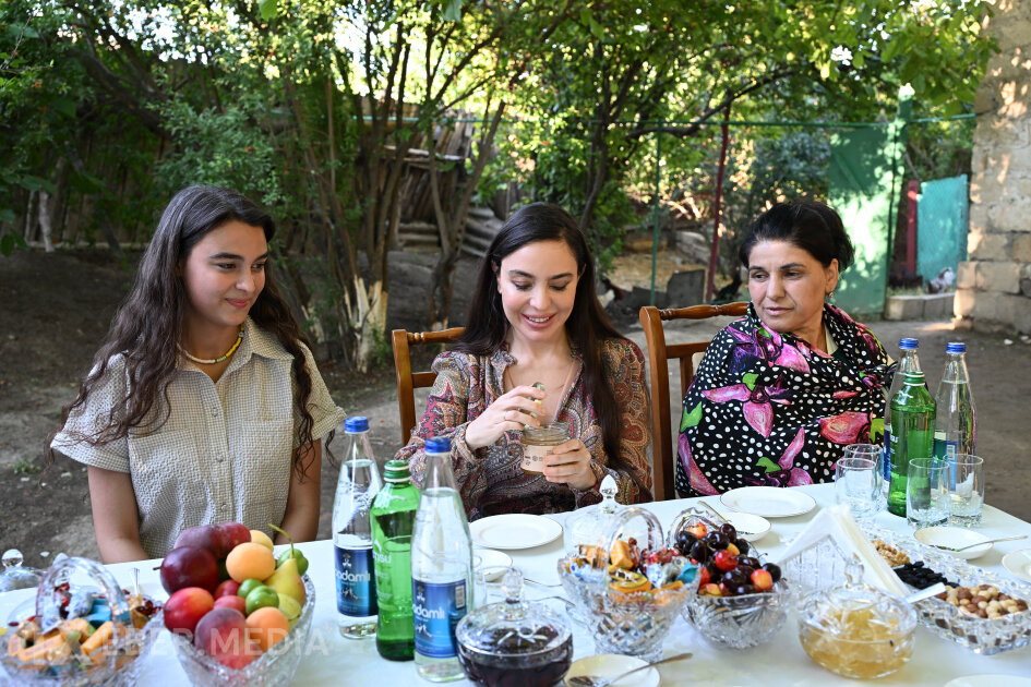 Leyla Əliyeva Yevlaxda “Gənc arıçı” layihəsinin iştirakçısı ilə görüşüb