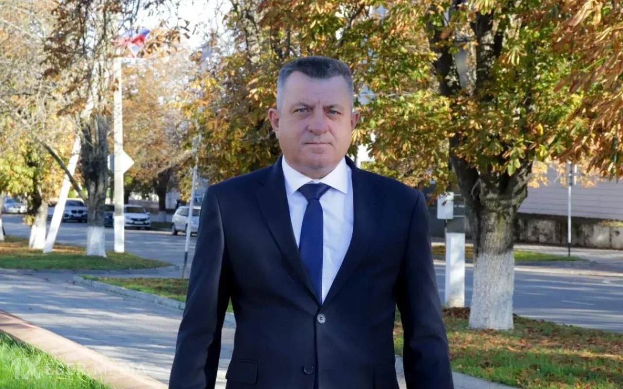 Vəzifəli şəxs içkili halda xidməti avtomobili ilə qəza törətdi - Rusiyada