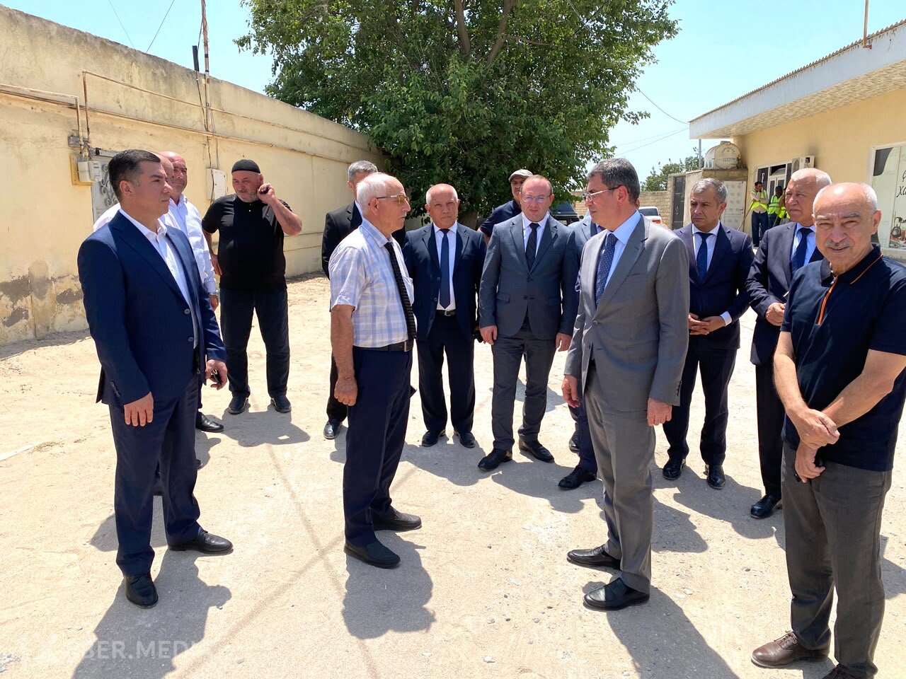 Elşən Salahov rayonun xidmət sahələrinin rəhbərləri ilə birlikdə Türkan qəsəbəsində...