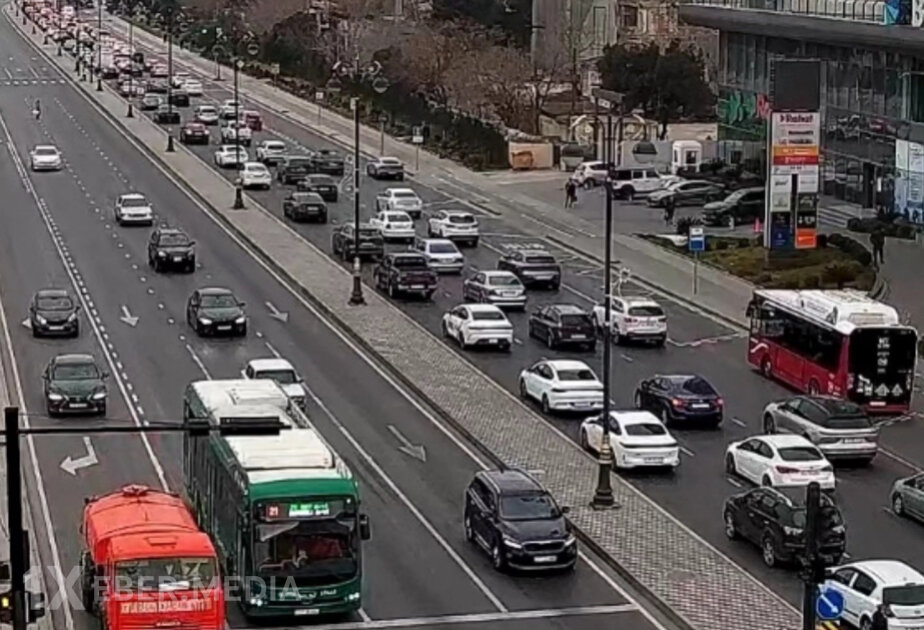 Paytaxtın bir sıra yollarında nəqliyyatın sıxlığı müşahidə olunur