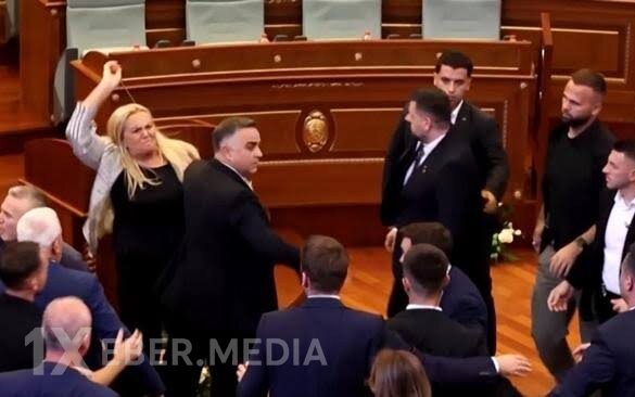 Qadın deputat Baş nazirə yumurta atdı, iclas dayandırıldı - VİDEO