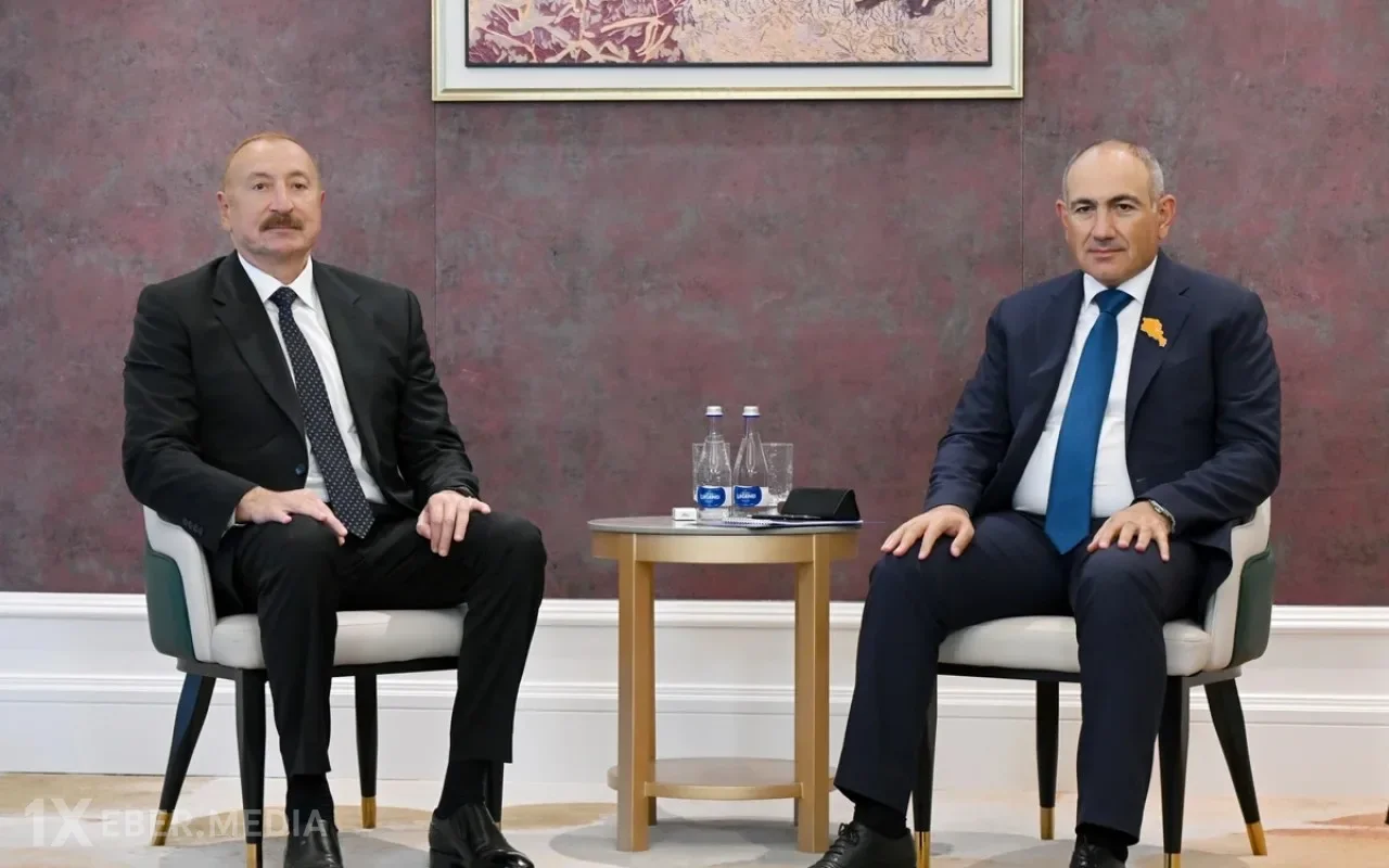 İlham Əliyevlə Paşinyan görüşündən FOTOLAR