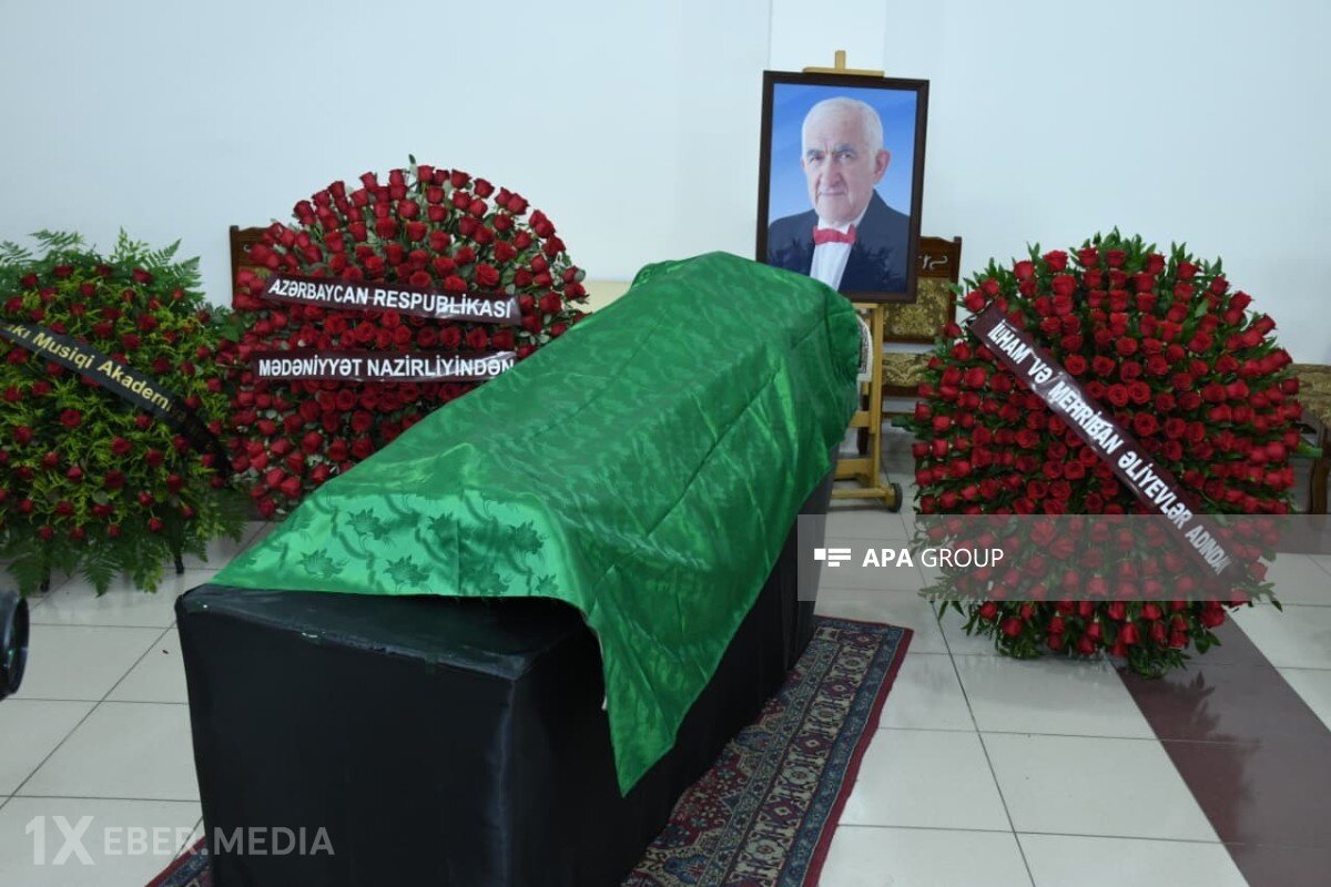 İlham Əliyev və Mehriban Əliyeva Tofiq Bakıxanovun vida mərasiminə əklil göndərib
