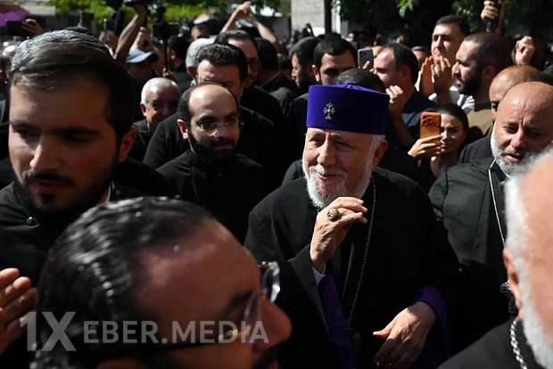 Paşinyanın partiyası kilsə liderinin devrilməsini ölkənin inkişaf proqramına daxil edib