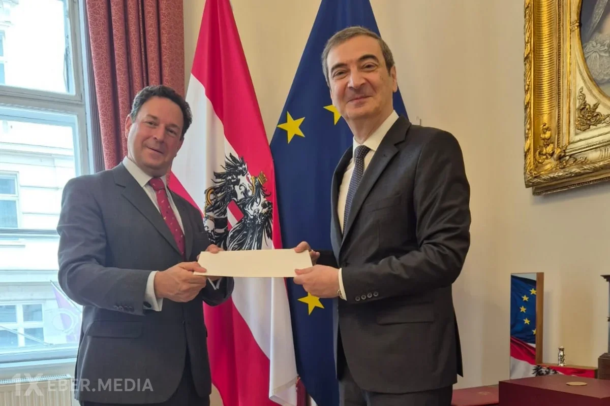 Kamil Xasiyev etimadnaməsinin sürətini Maksimilian Henniqə təqdim edib