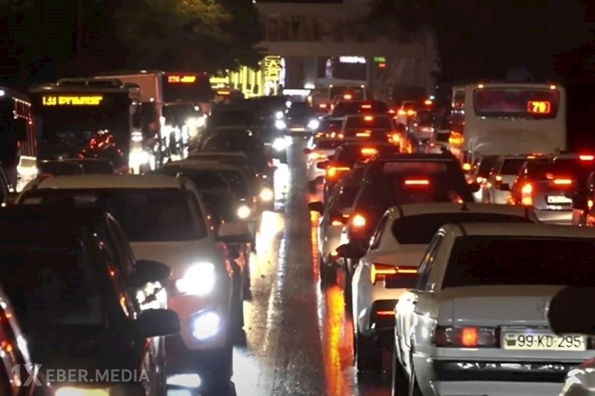 Əhali də, maşınlar da artır : Tıxacdan çıxış yolu nədir?
