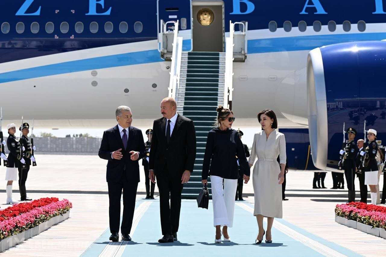 Şavkat Mirziyoyev və xanımı İlham Əliyev və Mehriban Əliyevanı qarşılayıblar