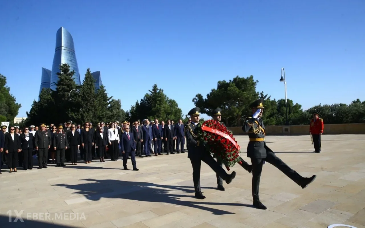 Birol Akgün Şəhidlər xiyabanı və Türk şəhidliyini ziyarət etdi