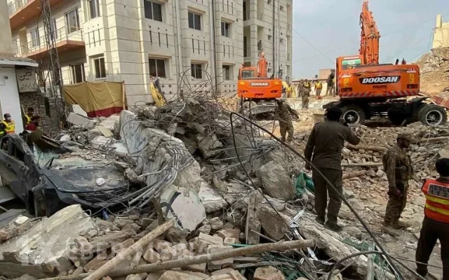 Pakistanda bomba yüklü maşın məscidə çırpılıb - Ölənlər var