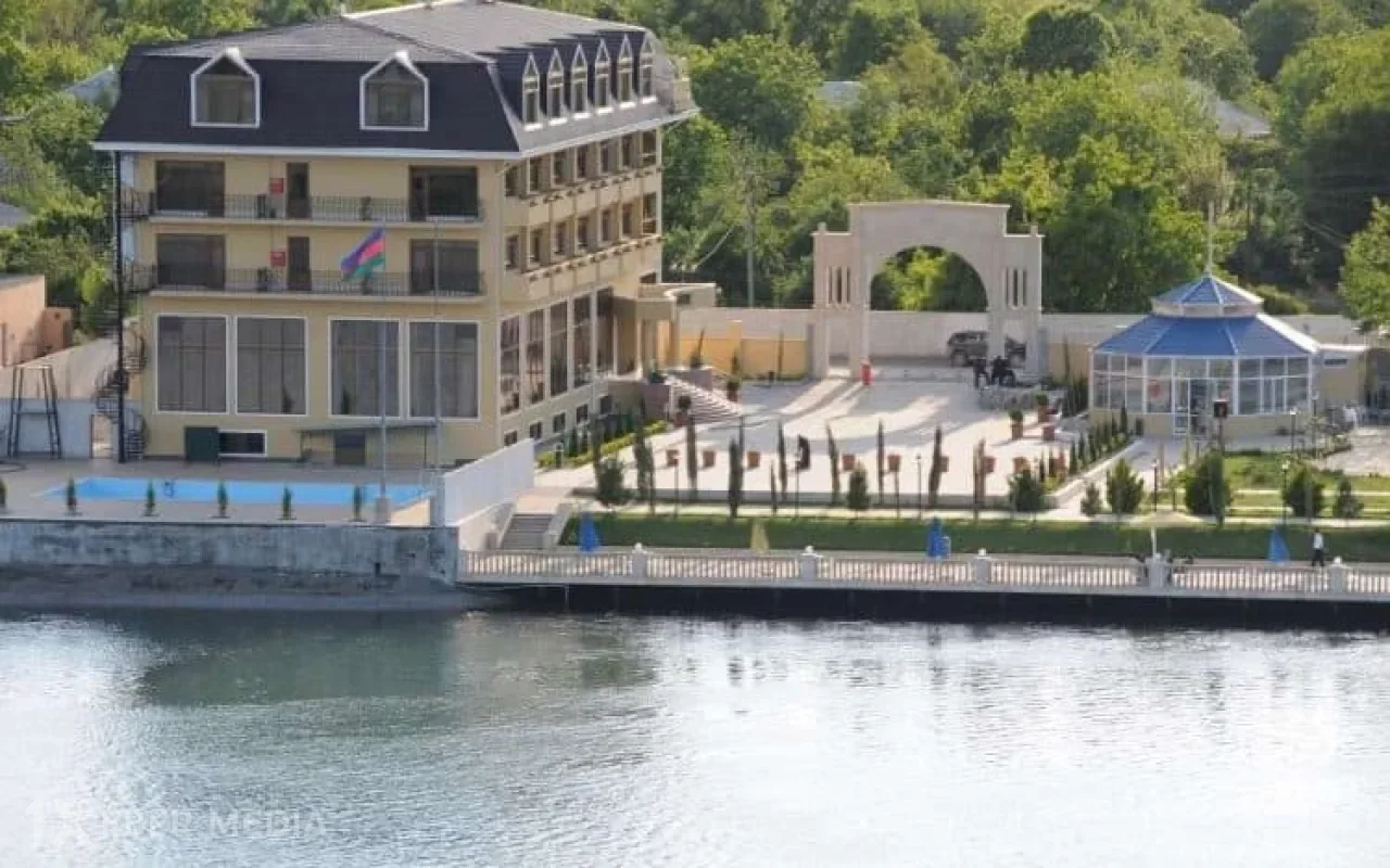 Mingəçevirdə qayıq "River Side" hotelinin restoranına çırpıldı - Yaralılar var