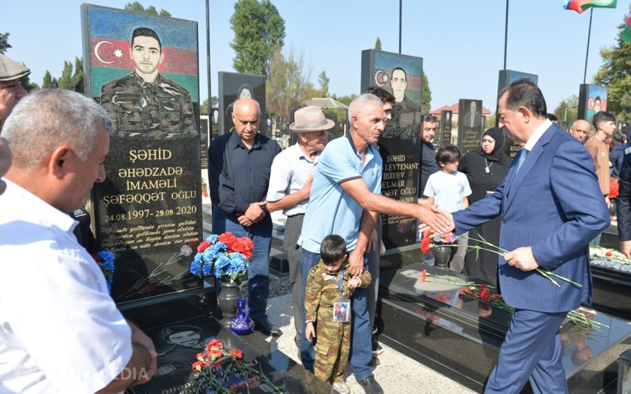 Taleh Qaraşov şəhid İmaməli Əhədzadənin məzarını ziyarət edib - FOTO