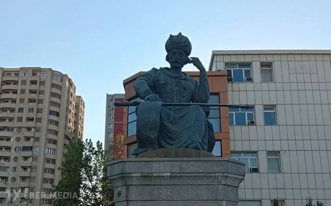 Dövlət Xidməti Xətainin heykəlinin üzərindəki yazını araşdırır